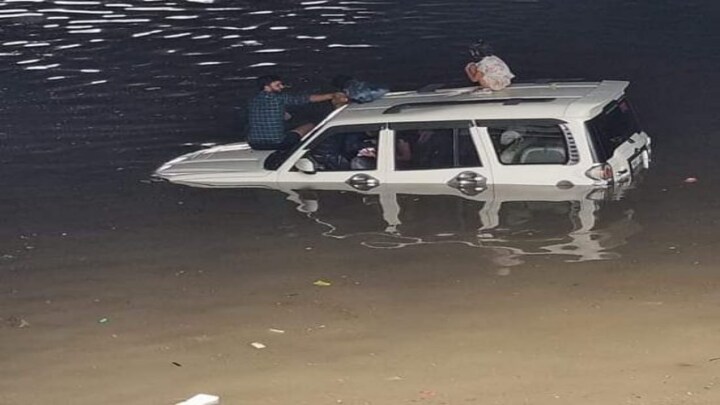 इटावा: अंडर पास के नीचे डूबी स्कॉर्पियो, गाड़ी के अंदर महिलाएं-बच्चे, यूं बची सबकी जान UP Tak