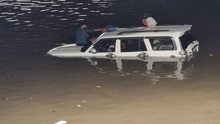 इटावा: अंडर पास के नीचे डूबी स्कॉर्पियो, गाड़ी के अंदर महिलाएं-बच्चे, यूं बची सबकी जान UP Tak
