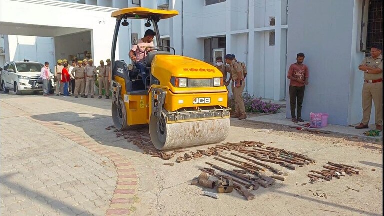 कौशांबी: पुलिस ने 160 अवैध हथियारों पर रोड रोलर चलवाकर कराया नष्ट UP Tak