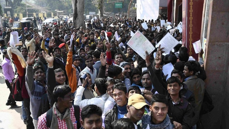 Government jobs after 12th: 12वीं के बाद मिल सकती है सरकारी नौकरी, देखें जॉब की पूरी लिस्ट UP Tak