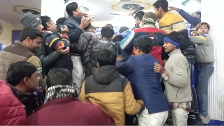 संभल: मायावती के बर्थडे पर केक की मची लूट, आयोजक हटने का कहते रहे, लूटने वाले लूटते रहे UP Tak