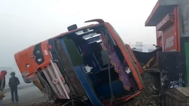 कन्नौज: घने कोहरे के चलते श्रद्धालुओं से भरी बस अनियंत्रित होकर पलटी, 22 लोग घायल UP Tak