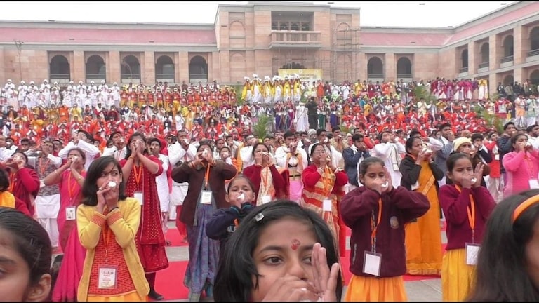 1064 शंख ध्वनि से गूंजा काशी विश्वनाथ धाम, नए साल के मौके पर बना रिकॉर्ड UP Tak