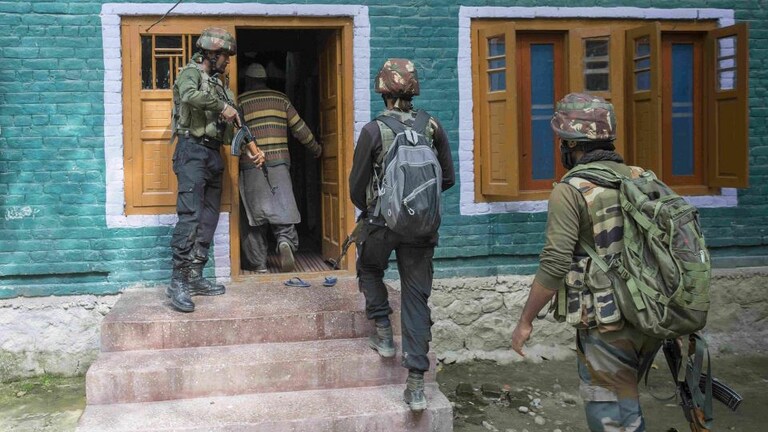 जम्मू-कश्मीर में ग्रेनेड हमले में UP के 2 मजदूरों की मौत, लश्कर का ‘हाइब्रिड’ आतंकी अरेस्ट UP Tak