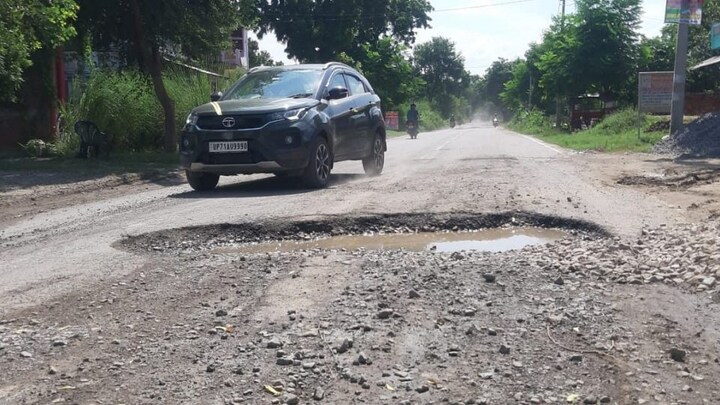 UP की सड़कों का रिएलिटी चेक: डिप्टी CM जी! आपका ही विभाग है, गृह जनपद के गड्ढे कौन देखेगा? UP Tak