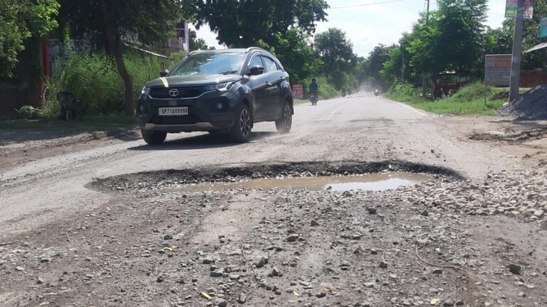 UP की सड़कों का रिएलिटी चेक: डिप्टी CM जी! आपका ही विभाग है, गृह जनपद के गड्ढे कौन देखेगा? UP Tak