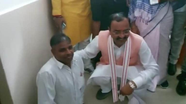 प्रयागराज: दिव्यांग की बात सुनने के लिए जमीन पर बैठे डिप्टी सीएम मौर्य, जानिए पूरा मामला UP Tak