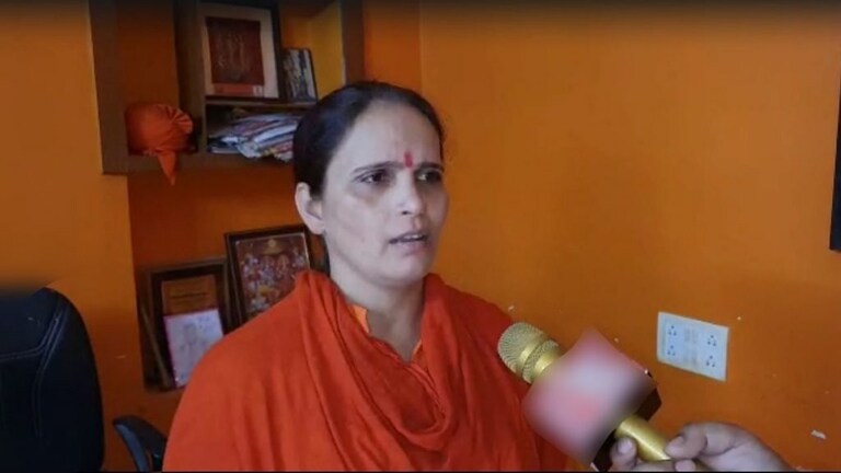 धमकी मिलने के बाद कमलेश तिवारी की पत्नी किरण की सुरक्षा बढ़ी, 7 पुलिसकर्मी रहेंगे तैनात UP Tak