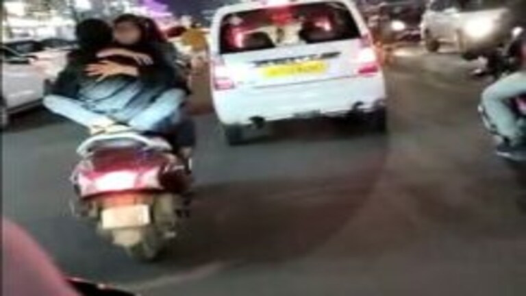 चलती स्कूटी पर रास्ते में खतरनाक अंदाज में रोमांस करता दिखा कपल, देख शर्मसार हो जाएंगे आप UP Tak