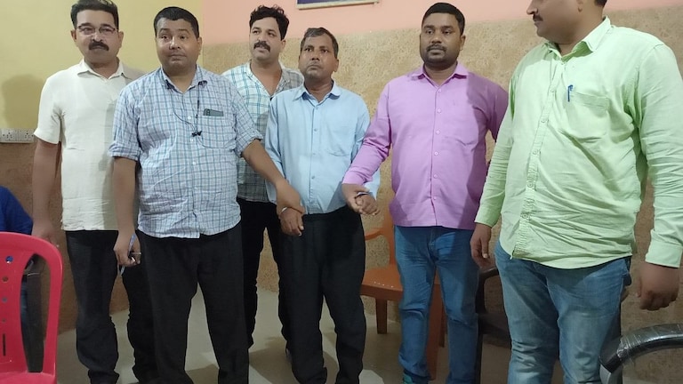 महाराजगंज: जान गवां चुके बेटे की बीमा राशि के लिए पिता से घूस लेते लेखपाल को ACB ने पकड़ा UP Tak