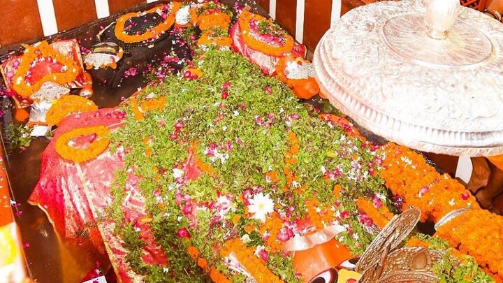 लेटे हनुमान जी और अकबर की कहानी, सम्राट ने बाघंबरी मठ को भेंट की जागीर, जो बनी झंझट की जड़ UP Tak