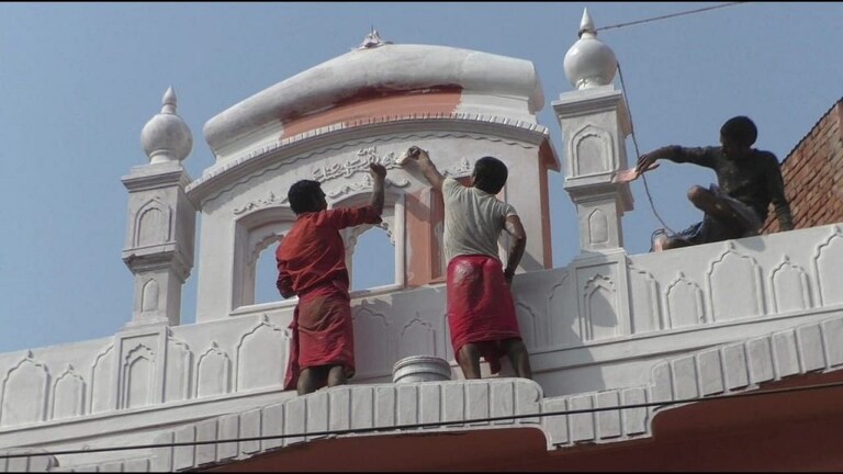 वाराणसी: पहले मस्जिद को गेरुआ रंग में रंगा, फजीहत होने पर किया गया सफेद, जानें पूरी कहानी UP Tak