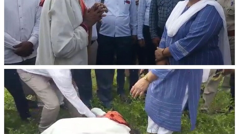 मथुरा: बुखार का कहर, सीएमओ के पैरों में गिरकर बुजुर्ग बोले, ‘मेरे बच्चों को बचा लो’ UP Tak