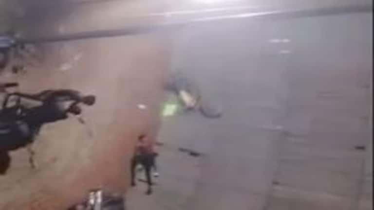 अमरोहा: मौत के कुएं में दो बाइक आपस में भिड़कर नीचे गिरीं, उनके ऊपर गिरी कार UP Tak