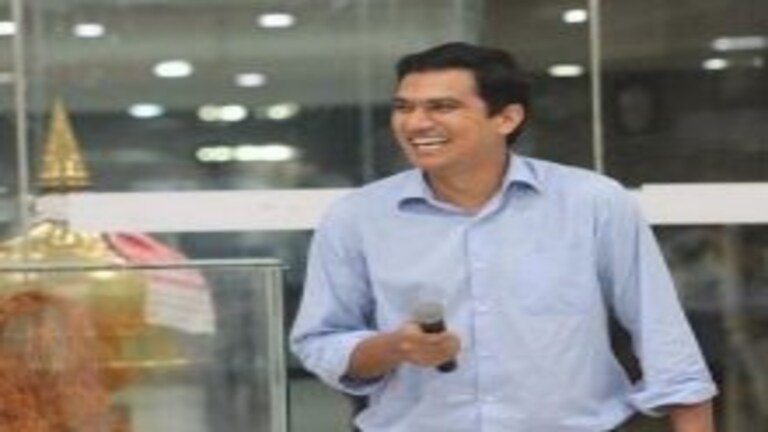 IAS प्रेम प्रकाश मीणा: गांव-गांव घूम निपटाते हैं मामले, यूट्यूब पर लगाते हैं UPSC की क्लास UP Tak