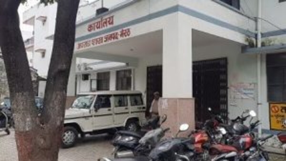 मेरठ: किराया नहीं देने पर भवन मालिक ने बैंक पर जड़ा ताला, ग्राहक परेशान UP Tak