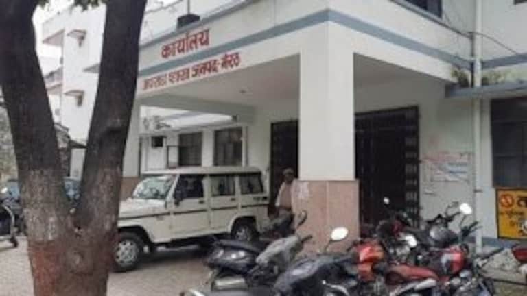 मेरठ: किराया नहीं देने पर भवन मालिक ने बैंक पर जड़ा ताला, ग्राहक परेशान UP Tak