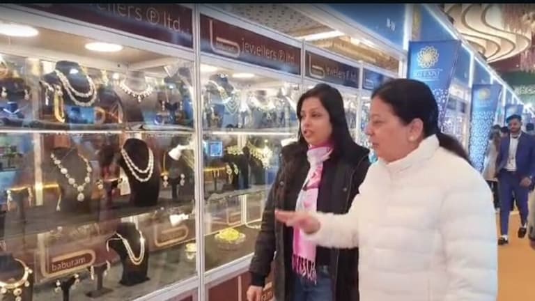 मेरठ: ज्वेलरी प्रदर्शनी में पीएम मोदी-सीएम योगी की तस्वीरों वाले चांदी के सिक्कों की धूम UPTak