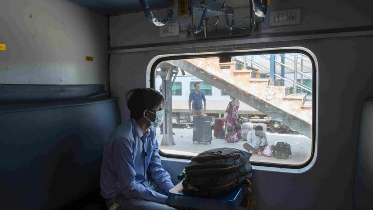 बस एक क्लिक में घर बैठे जानिए किन ट्रेनों में शुरू हो गई है बेडरोल की सुविधा, ये है तरीका UpTak