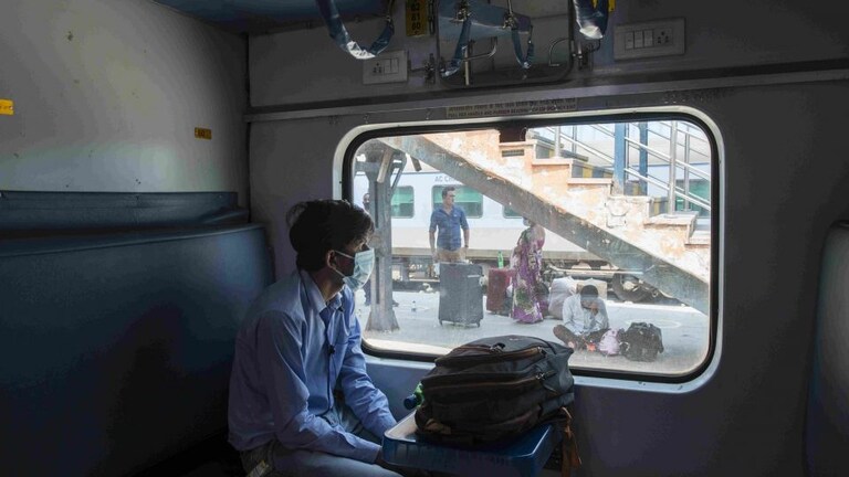 बस एक क्लिक में घर बैठे जानिए किन ट्रेनों में शुरू हो गई है बेडरोल की सुविधा, ये है तरीका UpTak