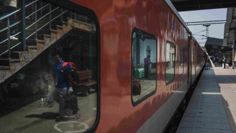 ट्रेन से यात्रा के लिए अब ढीली करनी पड़ेगी जेब! UP की इन ट्रेनों से हटाए गए जनरल डिब्बे UP Tak