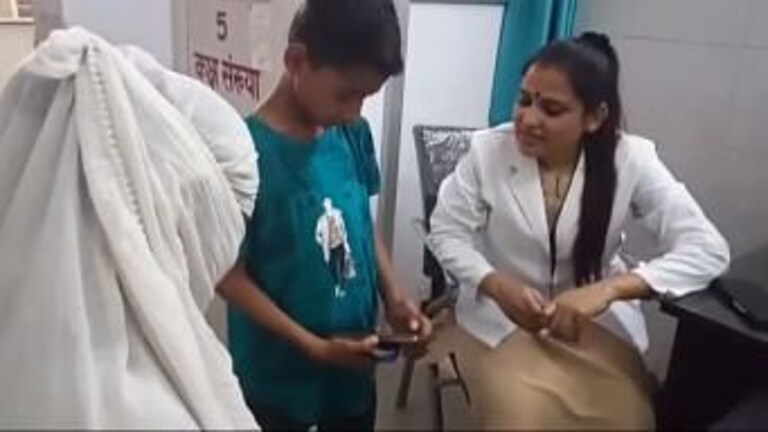 प्रयागराज के इस अस्पताल में दूर किया जाता है मोबाइल फोन का ‘नशा’, जानें कैसे करते हैं काम UP Tak