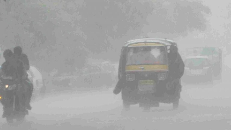 अगले 24 घंटे में UP के कई जिलों में बदलेगा मौसम का मिजाज, जानें कहां पड़ सकती है तेज बारिश UP Tak
