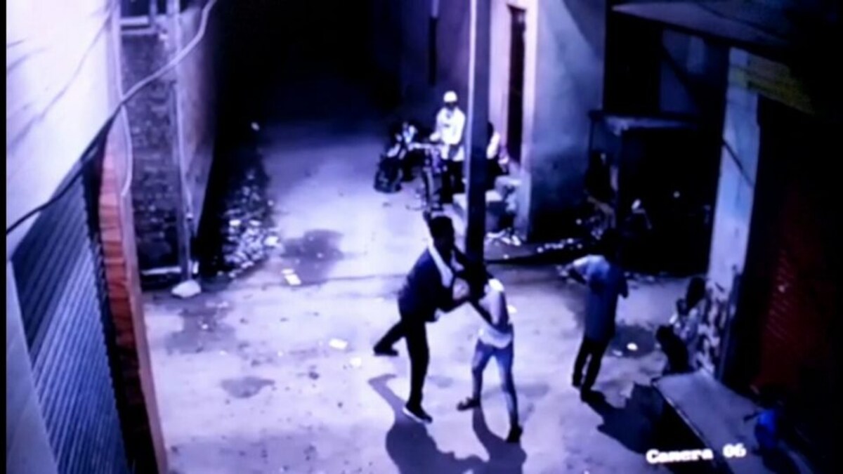 बिना वर्दी सिपाही का गुस्सा CCTV में हुआ कैद, अब सोशल मीडिया में हो रहा वायरल UP Tak