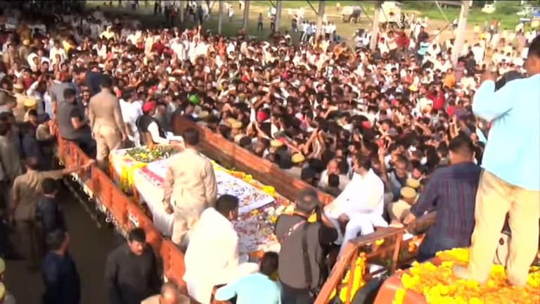 राजकीय सम्मान के साथ ‘नेताजी’ मुलायम सिंह पंचतत्व में विलीन, बेटे अखिलेश ने दी मुखाग्नि UP Tak