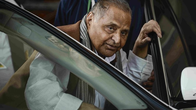 UP चुनाव: SP ने जारी की अपने स्टार प्रचारकों की लिस्ट, मुलायम समेत 30 नाम शामिल UP Tak