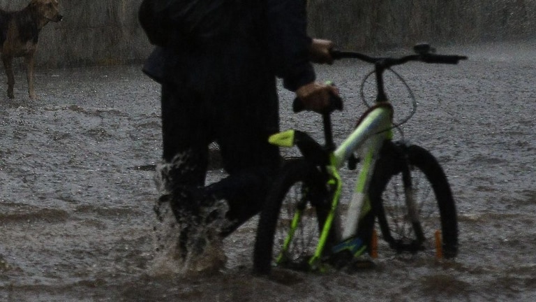 यूपी में मौसम का कहर, भारी बारिश से 34 की मौत, जानें पूरे प्रदेश का हाल UP Tak