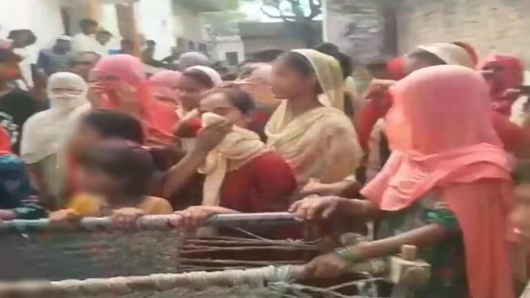 Moradabad News : मुस्लिम महिलाओं ने चारपाई लगाकर कांवड़ियों को रोका, पहुंची पुलिस UP Tak