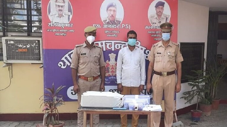 शाहजहांपुर में 52 हजार के नकली नोटों के साथ युवक गिरफ्तार UP Tak