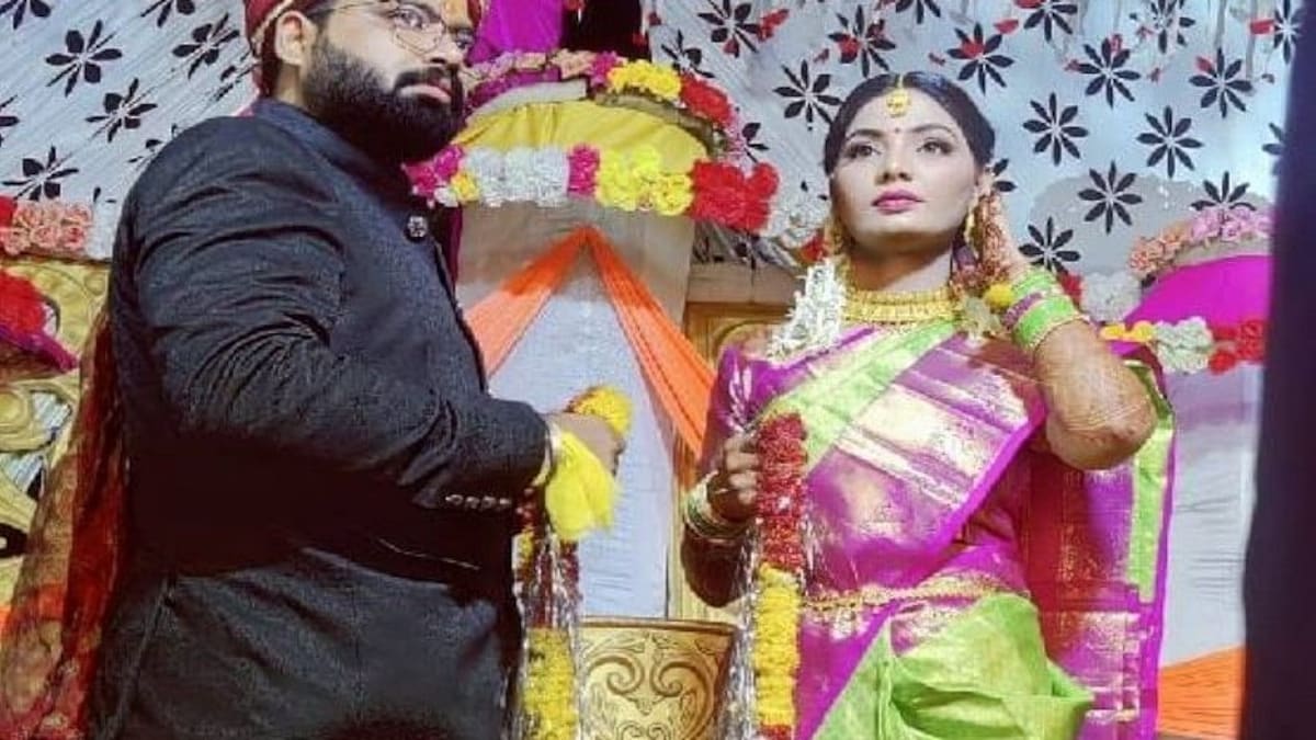 ‘यूपी में का बा’ से फेमस हुईं सिंगर नेहा सिंह राठौर बंधी दाम्पत्य सूत्र में, देखें Photos UP Tak