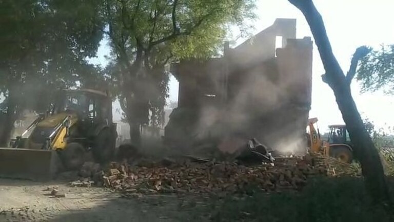 योगी सरकार 2.0 में ‘बाबा के बुल्डोजर’ का खौफ! ‘डरे’ SP नेता ने खुद तुड़वाया अवैध निर्माण UP Tak