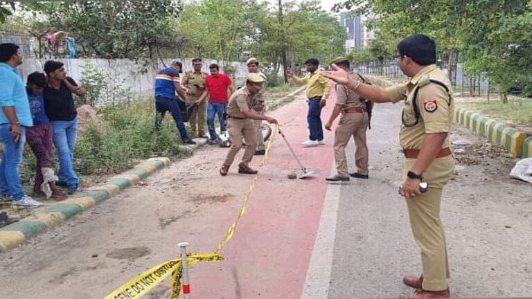 नोएडा: पुलिस और बदमाशों के बीच हुई मुठभेड़, 2 आरोपी गिरफ्तार UP Tak