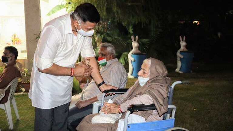 नोएडा पुलिस कमिश्नर आलोक सिंह ने अनाथ बच्चों-बुजुर्गों के साथ मनाई दिवाली, बांटी खुशियां UP Tak