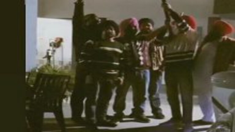 ललितपुर: ट्रेन के नीचे आने वाली थी बुजुर्ग, मौत के मुंह से खींच लाया ये RPF जवान, देखें UP Tak