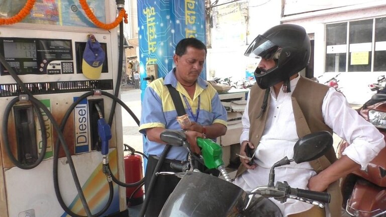 टैक्स में कटौती के बाद लखनऊ से वाराणसी तक जानें कितना सस्ता हुआ पेट्रोल और डीजल UP Tak