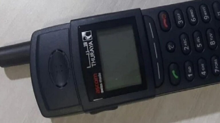 लखनऊ एयरपोर्ट पर एक यात्री के बैग में मिला प्रतिबंधित सेटेलाइट फोन, मचा हड़कंप UP Tak