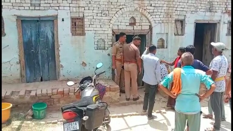 फतेहपुर: पड़ोसी के आंगन में गड़ा मिला मासूम, शव पर कपड़े नहीं थे, आंखे निकाल सिर कुचला गया था UP Tak