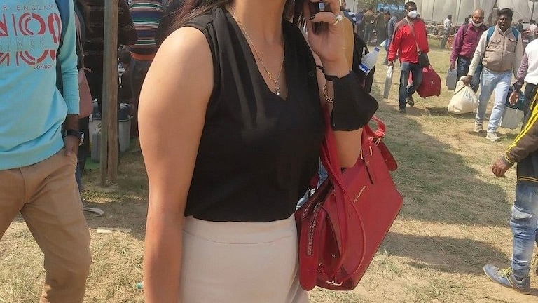 UP चुनाव: पीली साड़ी वाली मैडम बदले अंदाज में दिखीं बूथ पर, लखनऊ में लगी है ड्यूटी UP Tak