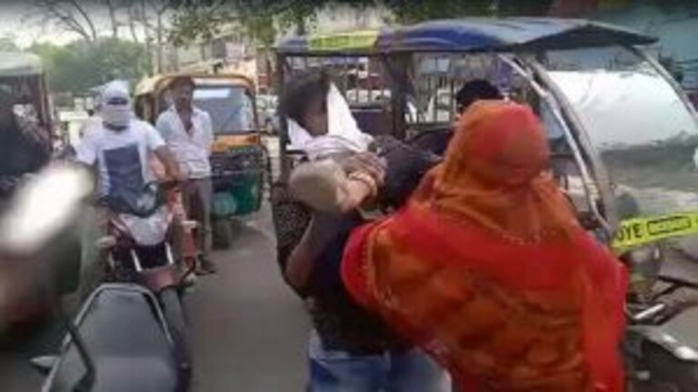 कानपुर: तीन तलाक देने पर भड़की बीवी ने बीच सड़क पर कर दी शौहर की चप्पलों से जमकर पिटाई UP Tak