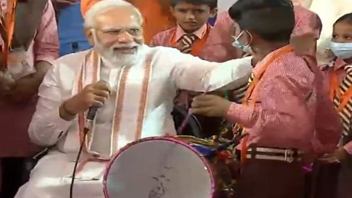 बच्चों से मिलकर झूम उठे PM मोदी, किसी ने ड्रम बजाया तो किसी ने सुनाया शिव तांडव स्तोत्र UP Tak