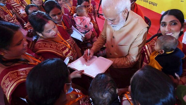 जब बच्चों को दुलारने से खुद को नहीं रोक पाए पीएम मोदी, देखिए दिल को छू जाने वाली तस्वीरें UP Tak