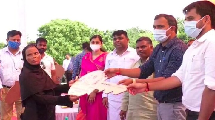 यूपी में मुस्लिम महिला को मिला पक्का मकान, खुशी के मारे रो पड़ीं, कहा- 100 साल जियें मोदी UP Tak