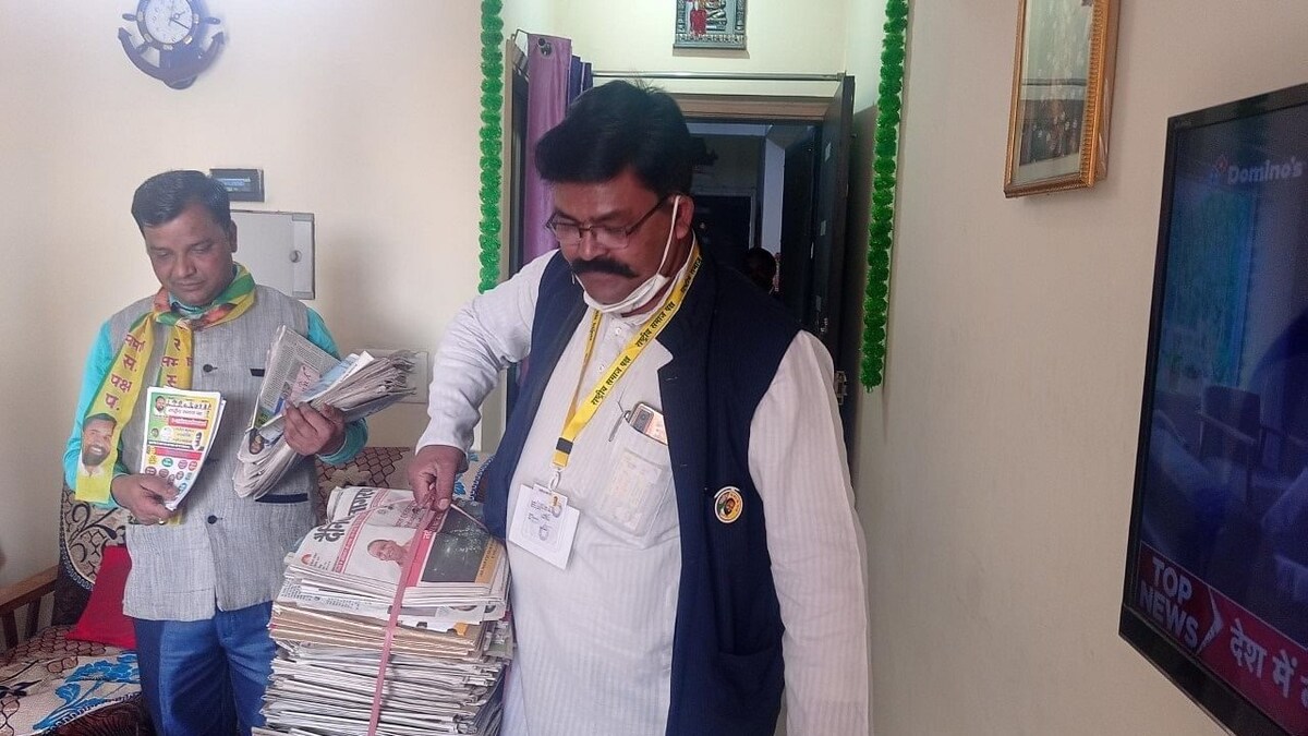 गाजियाबाद: रद्दी खरीदने वाले शख्स लड़ रहे चुनाव, धंधे के बीच घर-घर जाकर यूं कर रहे प्रचार UP Tak