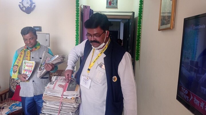 गाजियाबाद: रद्दी खरीदने वाले शख्स लड़ रहे चुनाव, धंधे के बीच घर-घर जाकर यूं कर रहे प्रचार UP Tak