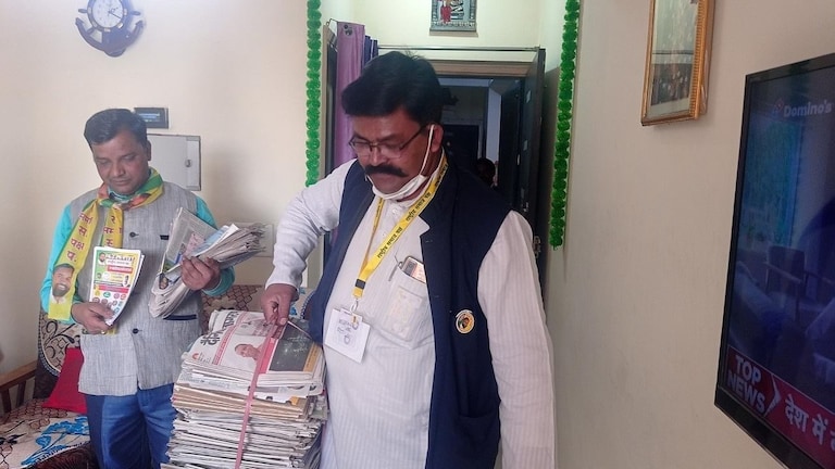 गाजियाबाद: रद्दी खरीदने वाले शख्स लड़ रहे चुनाव, धंधे के बीच घर-घर जाकर यूं कर रहे प्रचार UP Tak