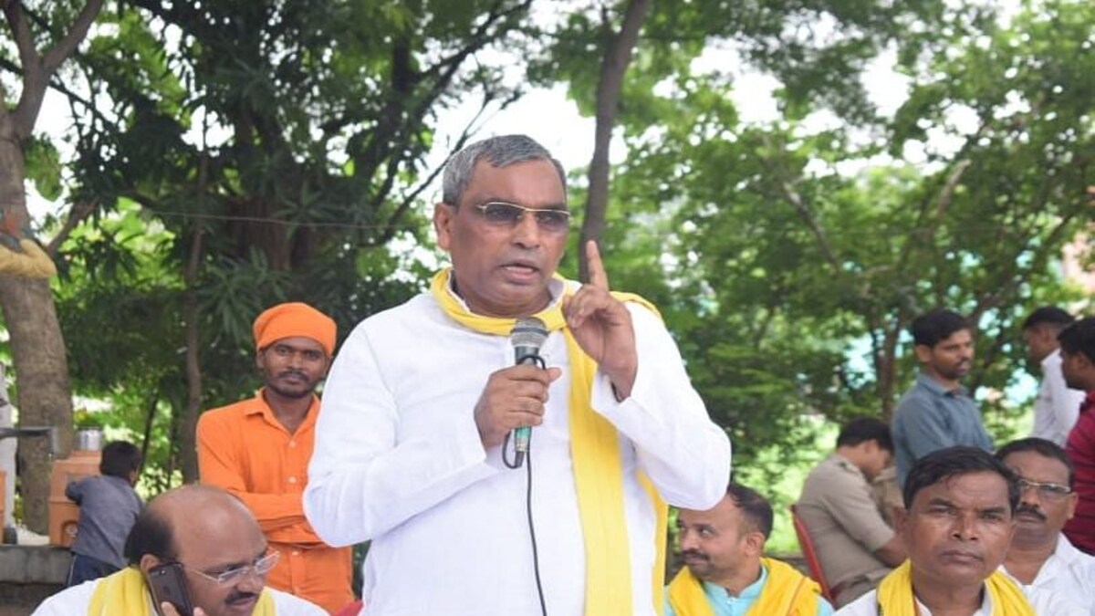 ये अचानक क्या हो गया! लोगों से 10-10 रुपए मांगने लगे ओम प्रकाश राजभर, वीडियो वायरल UP Tak